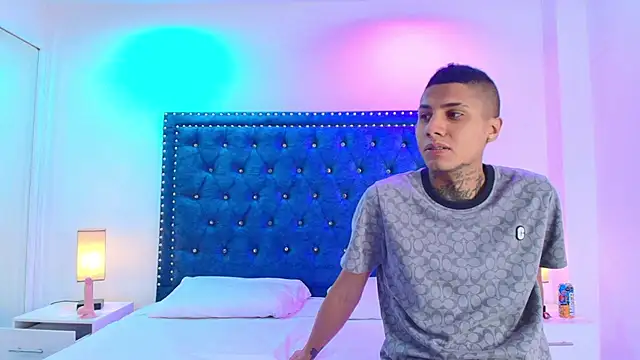 Snapshot of Damian_and_roxanne chatting on 11.19.25 Damian and roxanne online show from 11.19.25