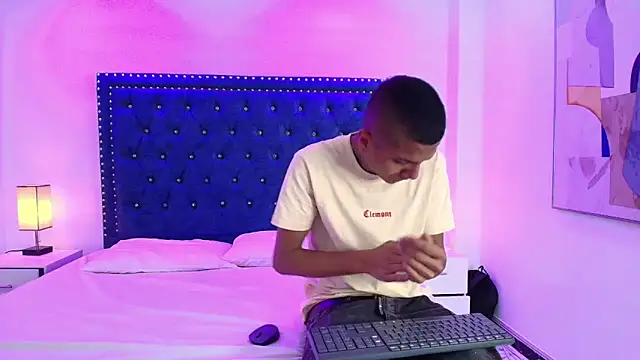 Snapshot of Damian_and_roxanne chatting on 12.03.25 Damian and roxanne online show from 12.03.25