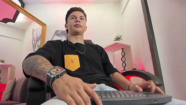 liaamsmiith  online show from 02.13.26