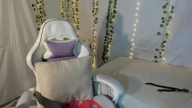 Snapshot of Zulema_R1 chatting on 10.19.25 Zulema R1 online show from 10.19.25