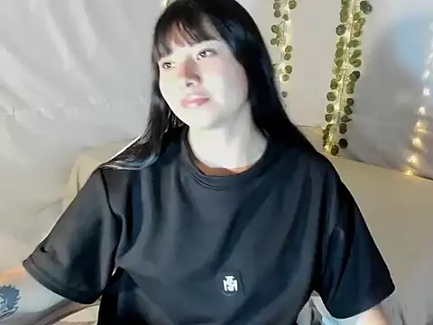 Snapshot of Zulema_R1 chatting on 10.30.25 Zulema R1 online show from 10.30.25