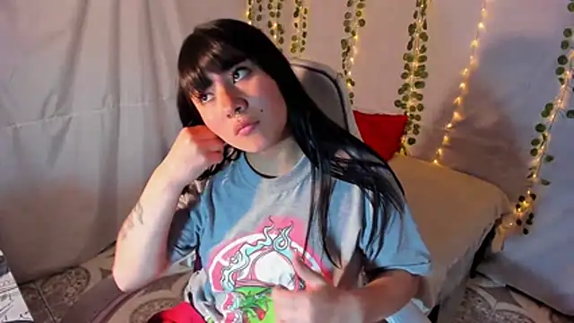 Snapshot of Zulema_R1 chatting on 11.10.25 Zulema R1 online show from 11.10.25