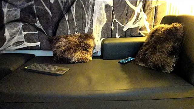 Snapshot of Rowan_Mills chatting on 10.28.25 Rowan Mills online show from 10.28.25