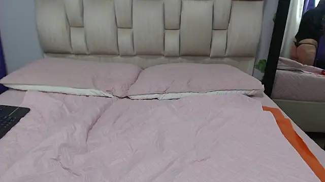 NoelleHartley online show from 09.11.25