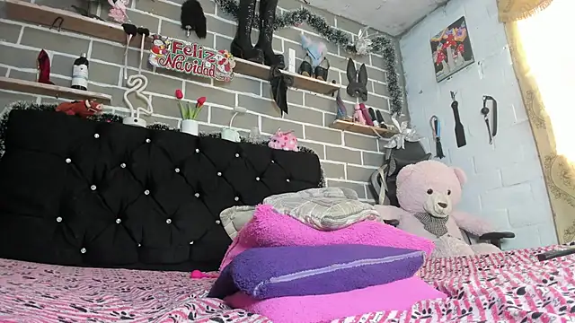 Snapshot of CharlotteBrowm chatting on 12.03.25 CharlotteBrowm online show from 12.03.25