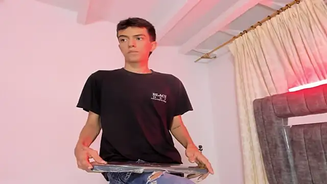 Snapshot of dylan_202520_ chatting on 10.07.25 dylan 202520 online show from 10.07.25