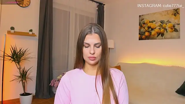 Snapshot of Cutie_Lui_ chatting on 09.23.25 Cutie Lui online show from 09.23.25