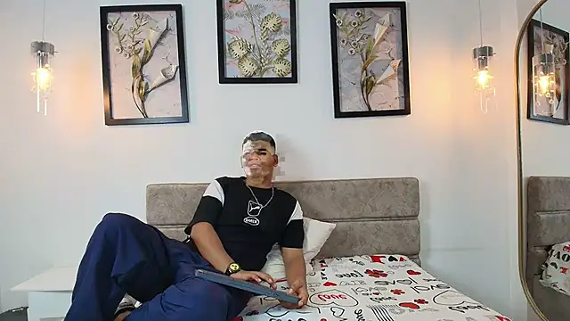 Snapshot of DannySamm chatting on 10.13.25 DannySamm online show from 10.13.25