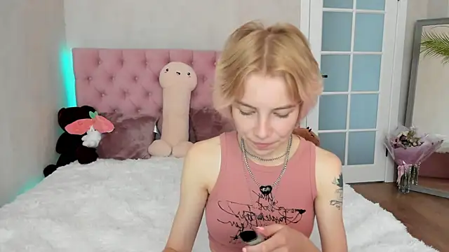 Pink Lila18 online show from 09.15.25