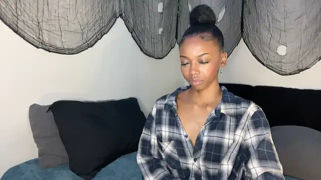 Snapshot of Trixie_luv1 chatting on 10.22.25 Trixie luv1 online show from 10.22.25