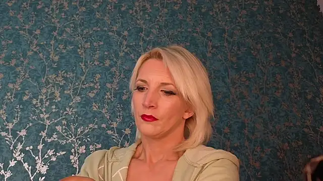 Snapshot of SereneXX chatting on 10.11.25 SereneXX online show from 10.11.25