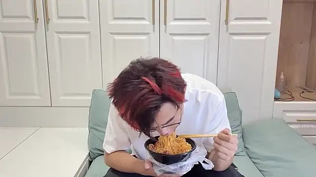 STxuguanhan online show from 10.17.25