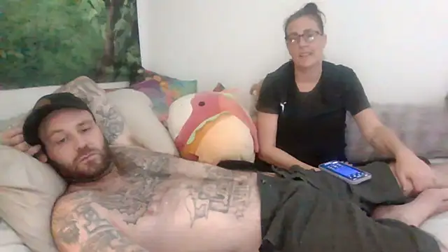 Snapshot of RaynLiz chatting on 09.21.25 RaynLiz online show from 09.21.25