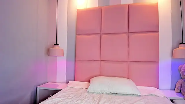 Snapshot of CarolinaFerrer chatting on 10.13.25 CarolinaFerrer online show from 10.13.25