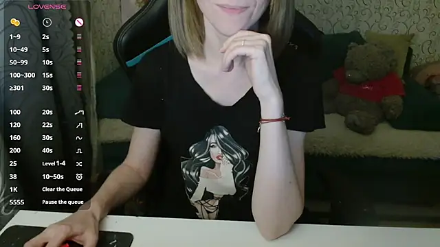 Snapshot of Ogonechekkk chatting on 10.15.25 Ogonechekkk online show from 10.15.25