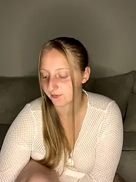 Snapshot of young_hailey chatting on 09.19.25 young hailey online show from 09.19.25