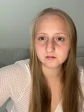 Snapshot of young_hailey chatting on 09.24.25 young hailey online show from 09.24.25