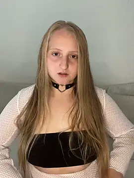 Snapshot of young_hailey chatting on 10.01.25 young hailey online show from 10.01.25