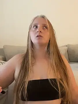 Snapshot of young_hailey chatting on 10.16.25 young hailey online show from 10.16.25