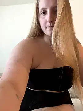 Snapshot of young_hailey chatting on 10.17.25 young hailey online show from 10.17.25