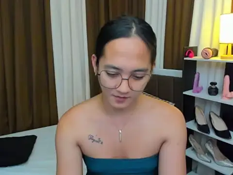 Snapshot of URHottestAngel chatting on 10.24.25 URHottestAngel online show from 10.24.25