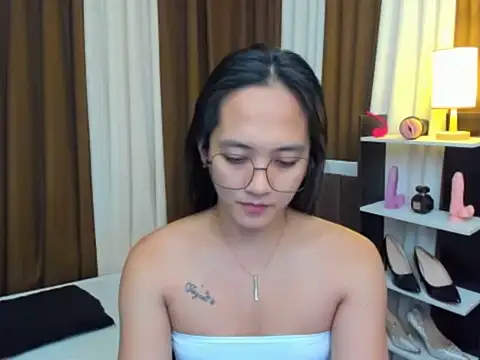Snapshot of URHottestAngel chatting on 10.25.25 URHottestAngel online show from 10.25.25