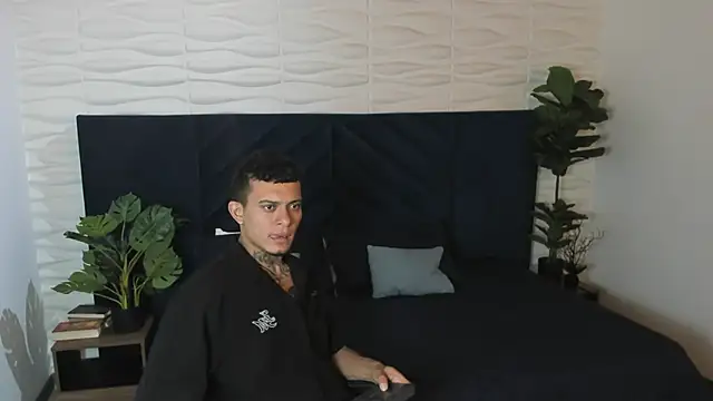 MrJustin  online show from 10.04.25