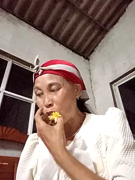 Snapshot of me-cute chatting on 10.02.25 me-cute online show from 10.02.25