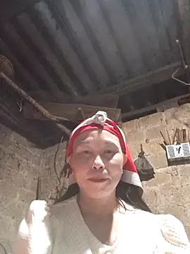 Snapshot of me-cute chatting on 10.29.25 me-cute online show from 10.29.25