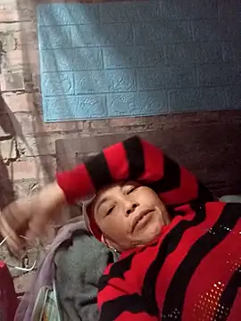 Snapshot of me-cute chatting on 11.17.25 me-cute online show from 11.17.25