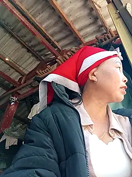 Snapshot of me-cute chatting on 11.25.25 me-cute online show from 11.25.25