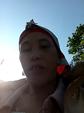 Snapshot of me-cute chatting on 11.27.25 me-cute online show from 11.27.25