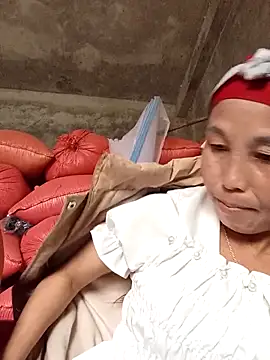 Snapshot of me-cute chatting on 12.15.25 me-cute online show from 12.15.25