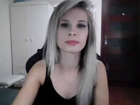Snapshot of KristineGlow chatting on 09.23.25 KristineGlow online show from 09.23.25