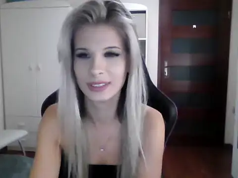 Snapshot of KristineGlow chatting on 09.24.25 KristineGlow online show from 09.24.25