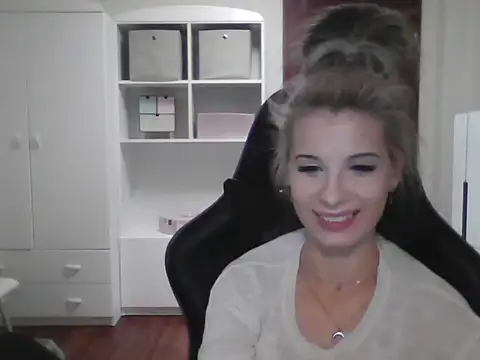 Snapshot of KristineGlow chatting on 10.10.25 KristineGlow online show from 10.10.25