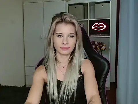 Snapshot of KristineGlow chatting on 10.14.25 KristineGlow online show from 10.14.25