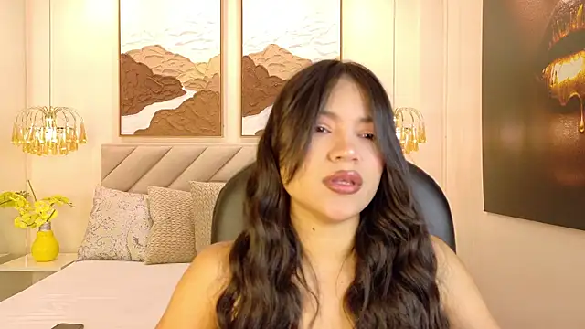 Snapshot of kendalFox_ chatting on 10.10.25 kendalFox online show from 10.10.25