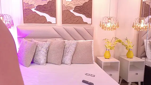 Snapshot of kendalFox_ chatting on 11.12.25 kendalFox online show from 11.12.25