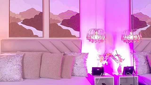 Snapshot of kendalFox_ chatting on 12.04.25 kendalFox online show from 12.04.25