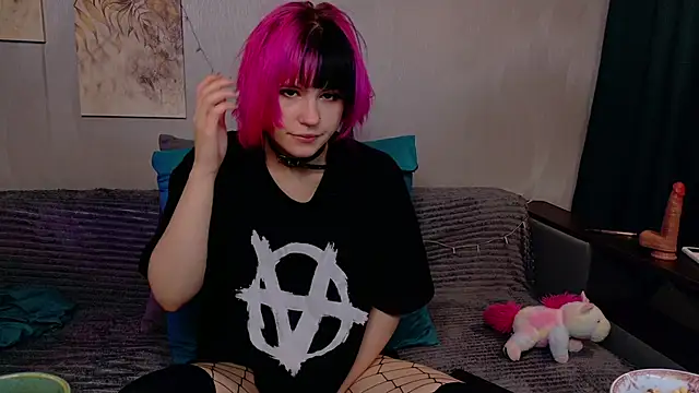 KikiMoor online show from 09.22.25