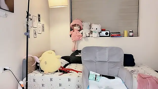 Snapshot of MaiLiiil chatting on 12.21.25 MaiLiiil online show from 12.21.25