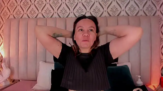 Sky Junne online show from 04.01.26