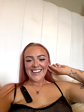 Snapshot of RedHeadRoxyUK chatting on 10.24.25 RedHeadRoxyUK online show from 10.24.25