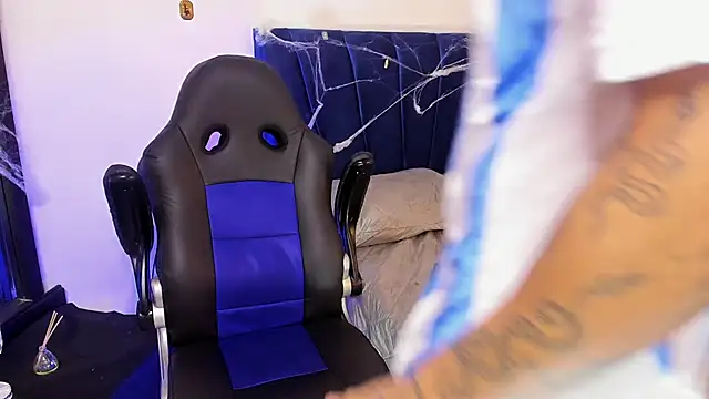 Snapshot of john_mystic chatting on 10.30.25 john mystic online show from 10.30.25