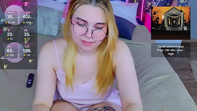 Snapshot of Evie_Vall chatting on 10.20.25 Evie Vall online show from 10.20.25