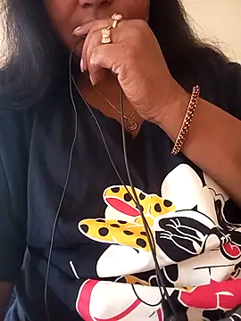 Snapshot of Alina-khan chatting on 10.27.25 Alina-khan online show from 10.27.25