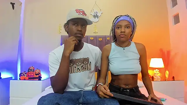 Snapshot of Kiaraa_y_Her_Crazy chatting on 10.18.25 Kiaraa y Her Crazy online show from 10.18.25
