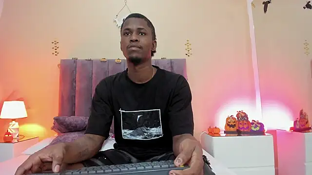 Snapshot of Kiaraa_y_Her_Crazy chatting on 10.30.25 Kiaraa y Her Crazy online show from 10.30.25