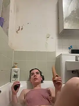 Snapshot of valentinalamont chatting on 12.05.25 valentinalamont online show from 12.05.25